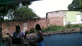 Voy a buscar a la vecina para arreglar las tuberías, pero termina lamiendo mi coño húmedo