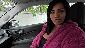 Exibi minha buceta no estacionamento do predio e o porteiro ficou doidinho pra me fuder