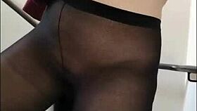 Madrasta se exibindo com calça transparente