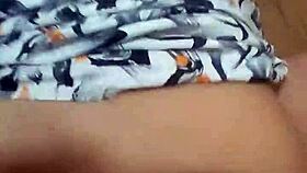 esposa jovencita de vestido corto le es infiel a su marido con su vecino