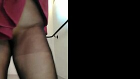 Madrasta se exibindo com calça transparente