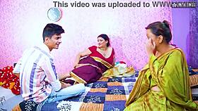 Desi мръсна индийска слугиня хваща две жени да чукат у дома с хинди аудио