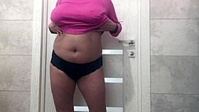 housekeeper decided to take a bath masturbate and wash pussy