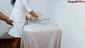 Enfermeira Observa Ereção Do Paciente