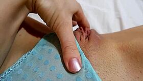 je caresse ma petite chatte quand je rentre du travail, feeling so horny after work