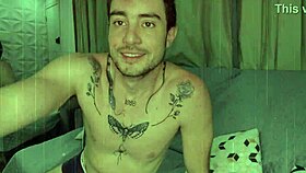 deixei a ju me comer e foi t�o gostoso que eu gozei rapidinho sentando nela