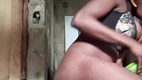 Kurvig kärring runkar med fet gurka i hemmagjord solo