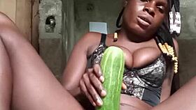 Kurvig kärring runkar med fet gurka i hemmagjord solo