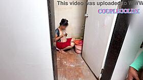 कोमल खुलेआम नहा रही थी देवर चुप के हिला रहा था