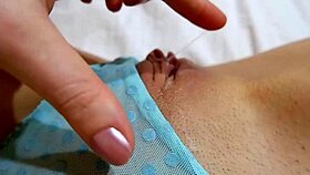 je caresse ma petite chatte quand je rentre du travail, feeling so horny after work