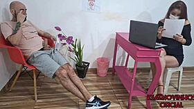 tirei meu pau pra fora e me masturbei na sala de espera na frente da recepcionista e acho que ela viu tudo