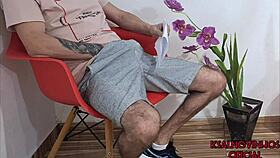 tirei meu pau pra fora e me masturbei na sala de espera na frente da recepcionista e acho que ela viu tudo