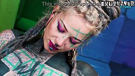 Wow, that inexperienced tattooed hippie girl learns anal from alternative pornstar!