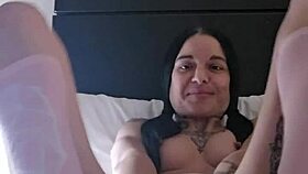 我忍不住一直摸骚逼磨玩具Emy Angel