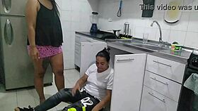 Contrato a un plomero para que me revise la cañería y termina revisando mi culo grande