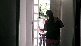 Contrato a un plomero para que me revise la cañería y termina revisando mi culo grande