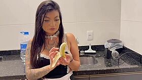 em empregadinha sem calcinha finge que limpa mas só provoca