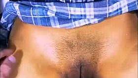 la apretada vecina del piso de arriba siempre lo saludaba con una sonrisa coqueta y él no podía evitar preguntarse qué estaría pensando