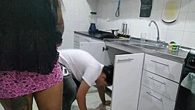 Contrato a un plomero para que me revise la cañería y termina revisando mi culo grande