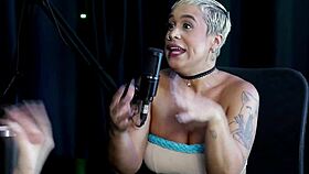 Tem um público misto a milf pegou um que brochou e já passou muita raiva por isso escolhe suas batalhas - just joana watch on sheer red