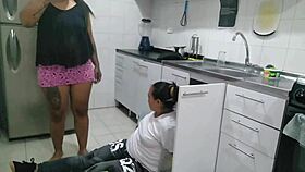 Contrato a un plomero para que me revise la cañería y termina revisando mi culo grande