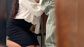 Una Maestra Y Su Alumno En El Salon De Clases Lo Manda A Llamar Al Salon Y Los Graban Detras De La Puerta Maestra Mexicana Madura Sexo Publico Video Casero