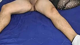 La Madrastra Se Cuela En La Cama De Su Hijastro Mientras El Cornudo Duerme