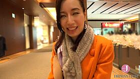 Beautiful wife picked up for nakadashi climax