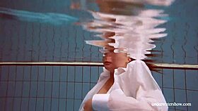 Babe Lola Swims Underwater With Her Big Natural Tits