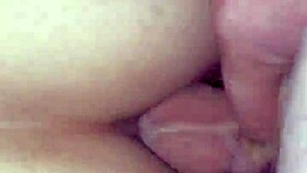 Éjac faciale anale qui étire le trou du cul serré