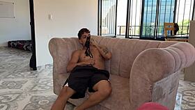 Hermanastro que haces con mis calzones mi pequeña hermanastra me descubre jalandomela con sus calzones y se antoja de una dura follada