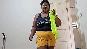 Madrasta Experimenta Roupas Na Frente