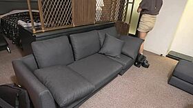 Why does this petite asian jd seem inexperienced with men?