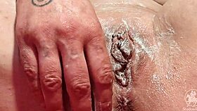 ich rasiere mir die muschi - i shave my pussy.