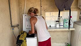 Oavsiktlig sex i tvättmaskinen - grannen får två snabba orgasmer sperma inuti