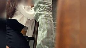 Una Maestra Y Su Alumno En El Salon De Clases Lo Manda A Llamar Al Salon Y Los Graban Detras De La Puerta Maestra Mexicana Madura Sexo Publico Video Casero