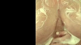 Maman française ronde caresse ses gros seins de milf sous la douche en secret