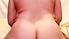 Profesor convence a alumna y la pone a mamarle