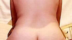 Profesor convence a alumna y la pone a mamarle