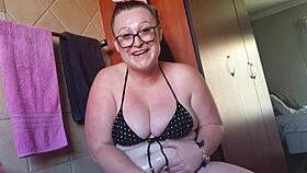 Curvă grasă cu țâțe mari își rade pizda grasă