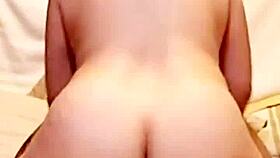 Profesor convence a alumna y la pone a mamarle