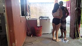 Minha esposa saiu e a empregada não resistiu meu pau ereto 😏