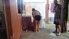 Minha esposa saiu e a empregada não resistiu meu pau ereto 😏