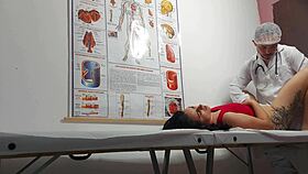 Ginecologista Enfia Dedo No Cu E Fode Paciente