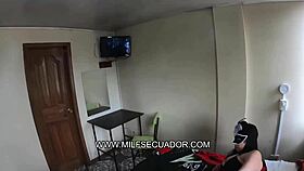 mi hijastro me ayuda a sacar fotos para mi página web y yo a cambio le enseño a masturbarse