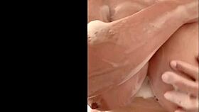 Maman française ronde caresse ses gros seins de milf sous la douche en secret