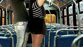 Follando en bus transporte publico en movimiento ojala se pueda repetir