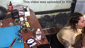 no ten�a para pagarle a mi t�cnico y termine chup�ndole la pija