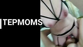 mi hijastro me ayuda a sacar fotos para mi página web y yo a cambio le enseño a masturbarse