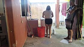 Minha esposa saiu e a empregada não resistiu meu pau ereto 😏